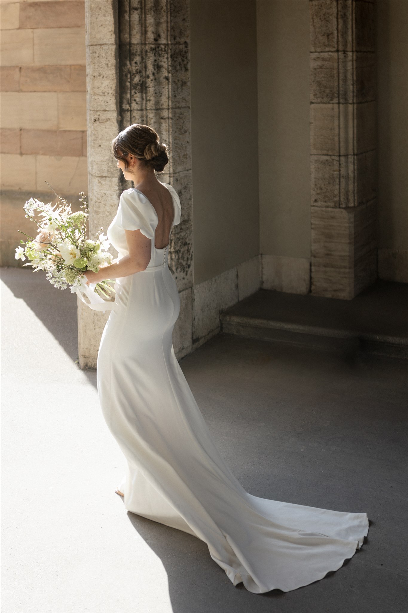 Stilvolle Hochzeit im Schloss Faber-Castell Stein Braut im Licht bei eleganter Hochzeit im Schloss Faber-Castell