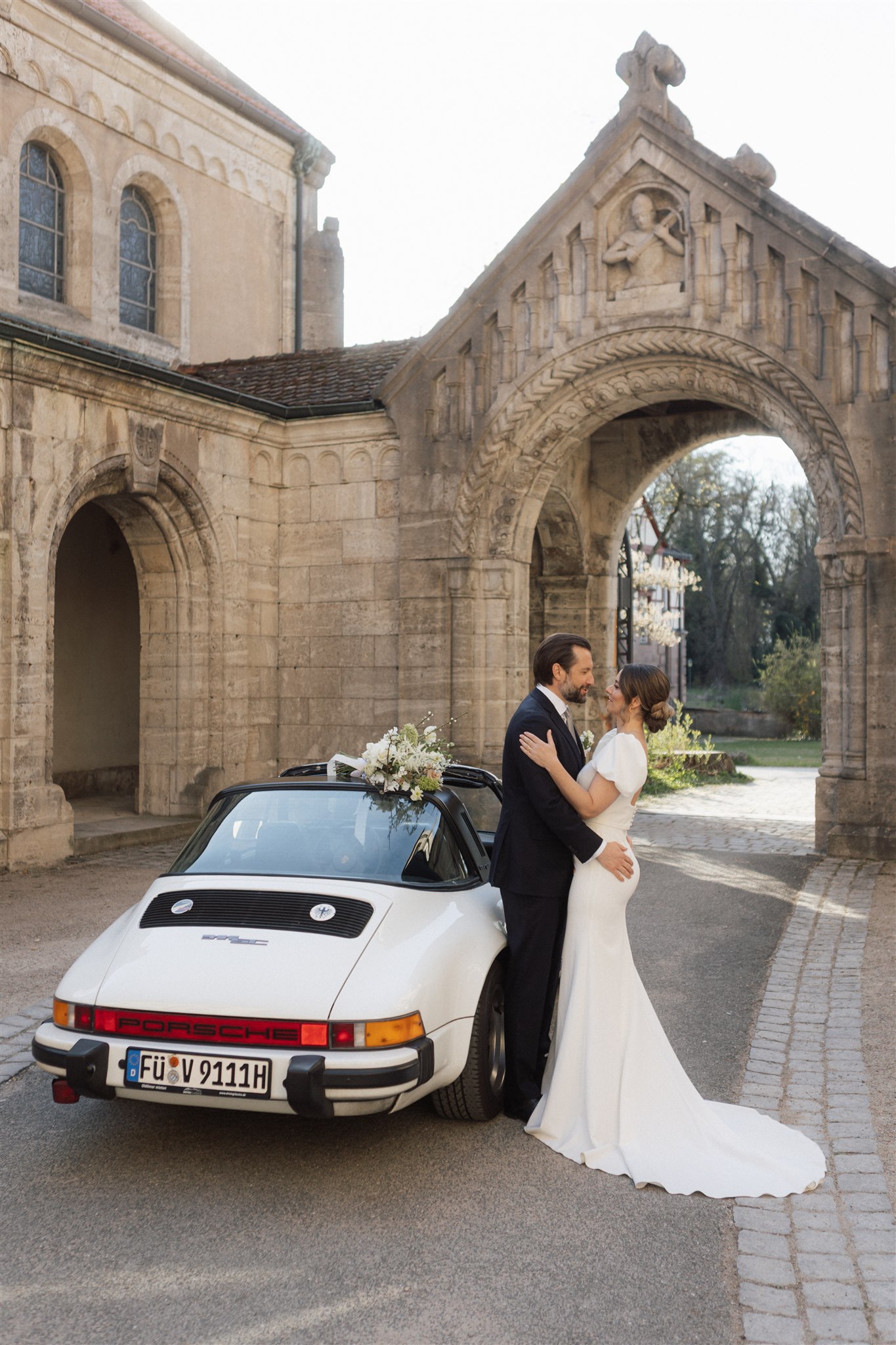 Hochzeit Schloss Faber-Castell mit Oldtimer in Stein Romantische Hochzeit in Stein bei Nürnberg vor Schlossportal mit Oldtimer