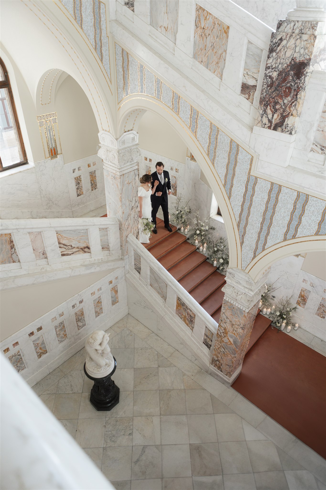 Faber-Castell Trauung im historischen Marmorsaal Brautpaar im Marmortreppenhaus zur Trauung im Schloss Faber-Castell
