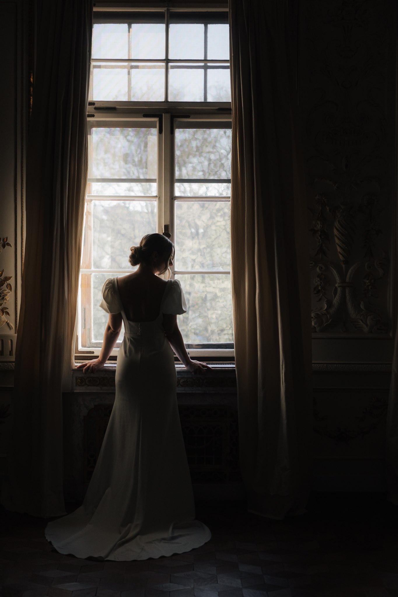 Stimmungsvolle Brautaufnahme im Schloss Faber-Castell Braut am Fenster im Schloss Faber-Castell – Hochzeit mit historischem Flair